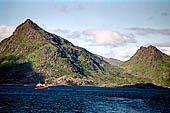 Le isole Lofoten Norvegia. L'Hurtigruten  Midnatsol esce dal Raftsundet per entrare nelle acque pi ampie davanti a Svolvaer. 